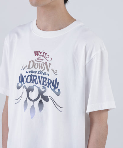 【SEVEN BY SEVEN / Down on the Corner】GRADATION PRINT TEE ‐Logo‐