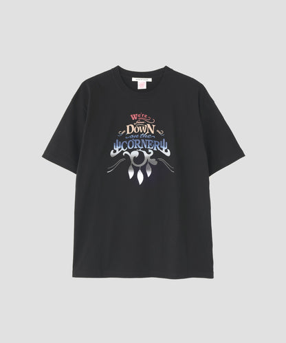 【SEVEN BY SEVEN / Down on the Corner】GRADATION PRINT TEE ‐Logo‐