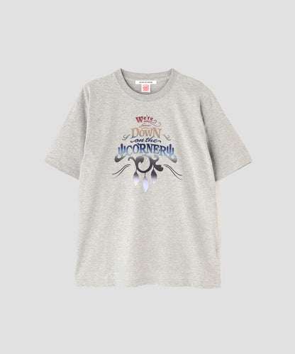 【SEVEN BY SEVEN / Down on the Corner】GRADATION PRINT TEE ‐Logo‐