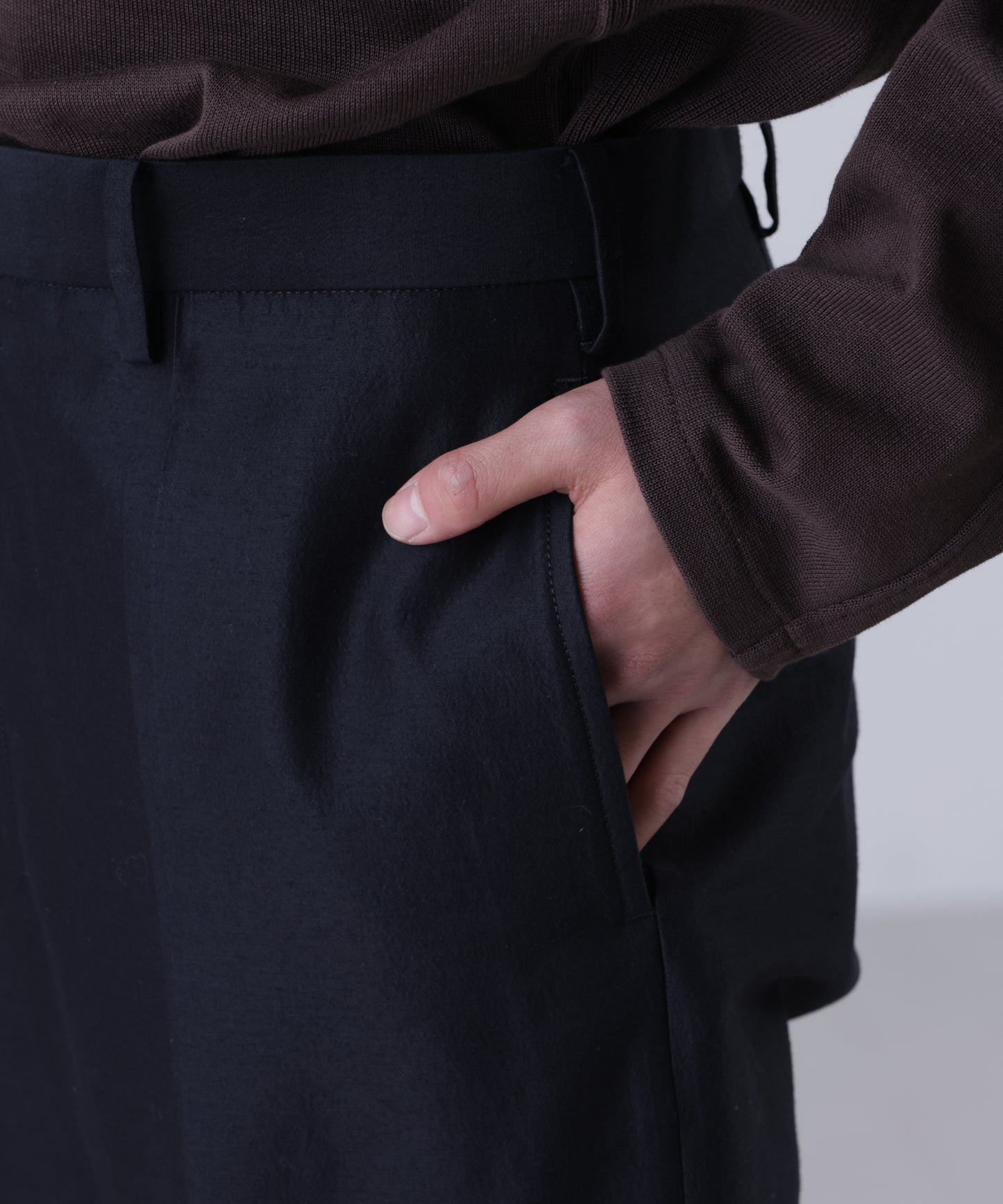 TAPERED TROUSERS ‐High density Wool Silk‐