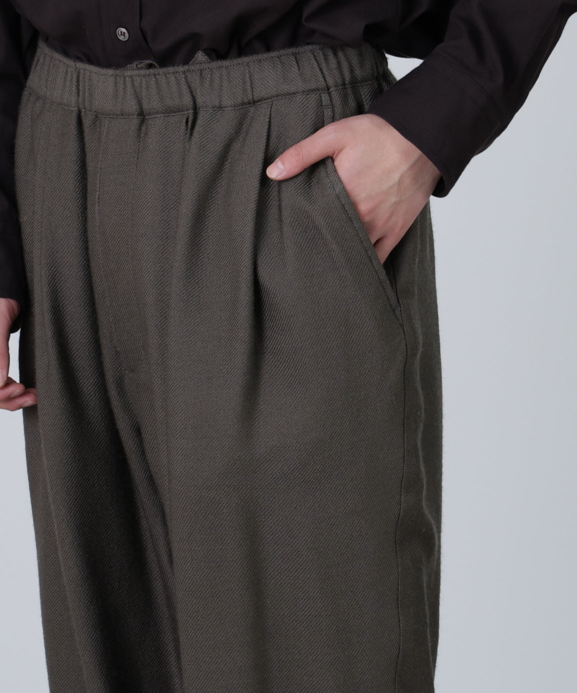 TUCK EASY PANTS ‐Silk Wool Loose twill‐